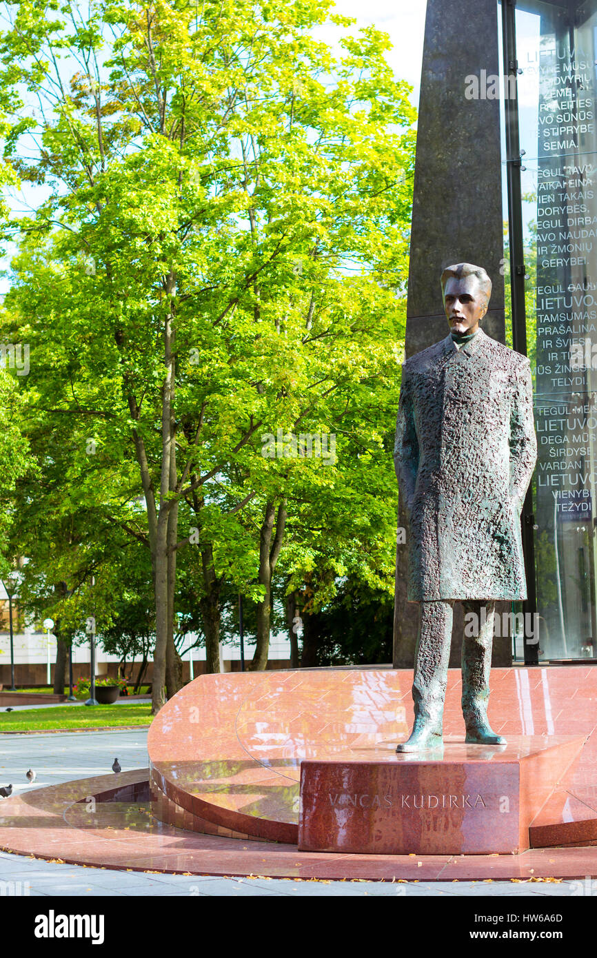 Vilnius, Litauen - 8. August 2012: Bronze-Denkmal Vincas Kudirka auf Granitsockel im gleichnamigen Park. Vincas Kudirka - nationaler Held von Litauen Stockfoto Vilnius, Litauen - 8. August 2012: Bronze-Denkmal Vincas Kudirka auf Granitsockel im gleichnamigen Park. Vincas Kudirka - nationaler Held von Litauen Stockfoto