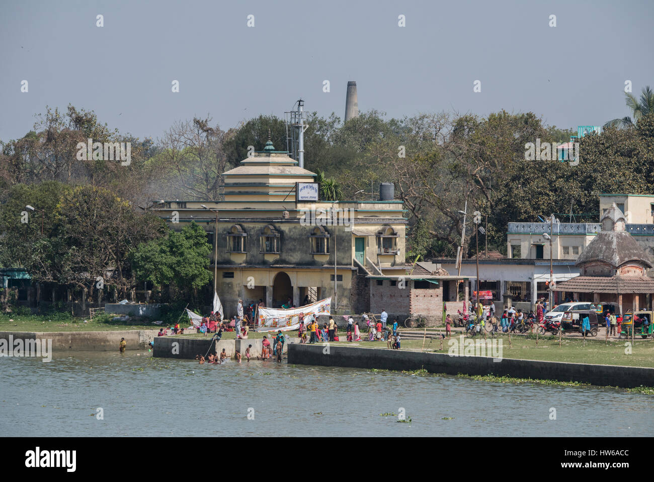 Indien, Kolkata (aka Kalkutta bis 2001) Hauptstadt des indischen Bundesstaates Westbengalen, Hooghly River. Dorfbewohner im Fluss Baden. Stockfoto