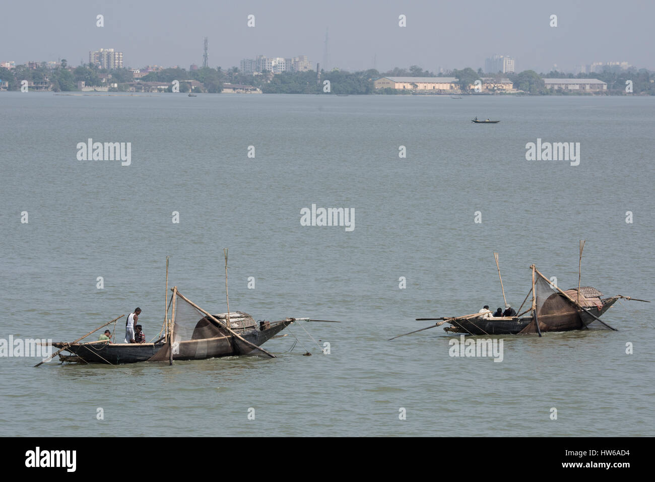 Indien, Kalkutta (aka Kalkutta bis 2001) Hauptstadt des indischen Bundesstaates Westbengalen, auf dem Hooghly River entfernt. Die lokalen Fischer in kleinen Boot. Stockfoto