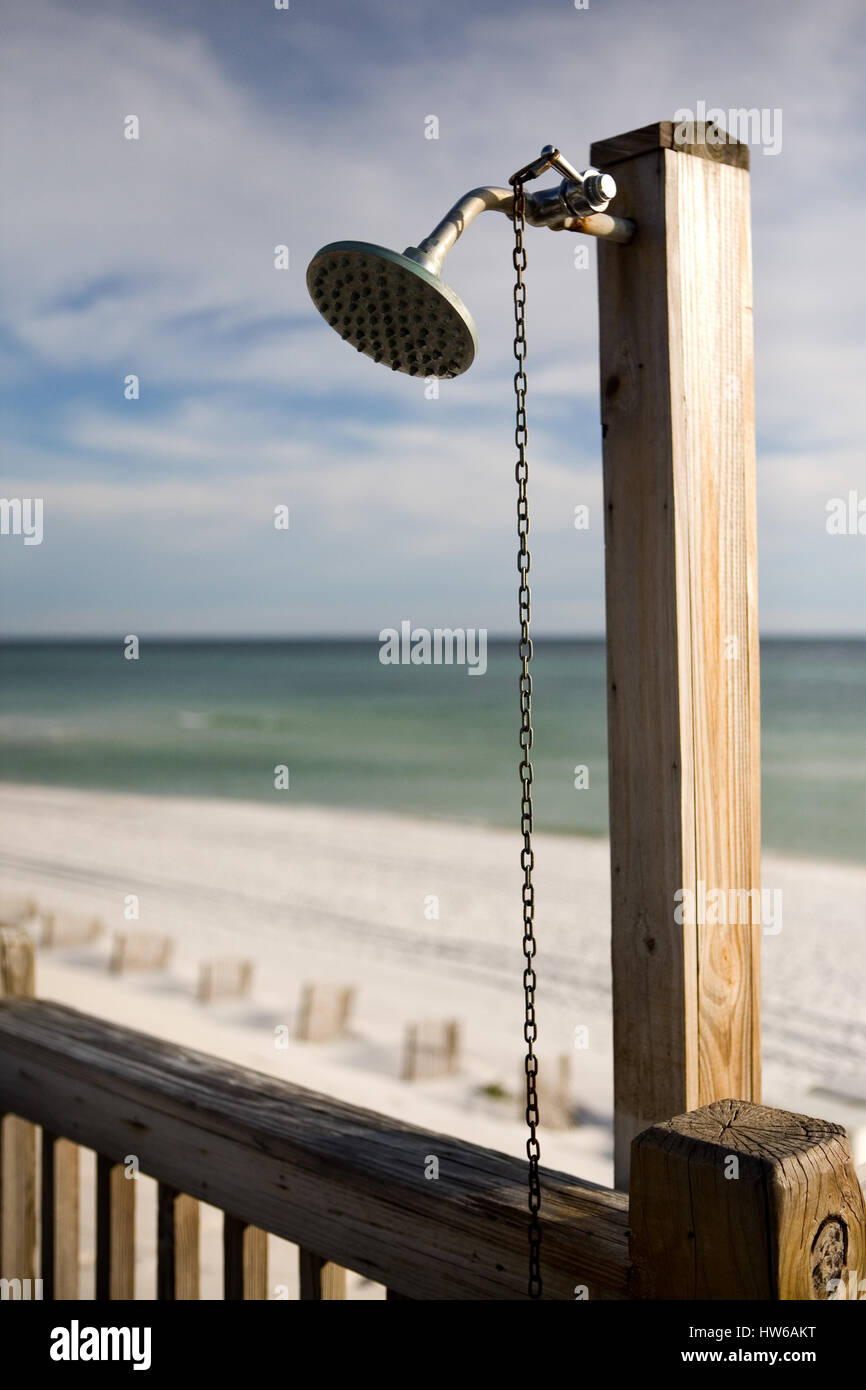 Außendusche am Strand entlang 30A in Florida Pfannenstiel. Stockfoto