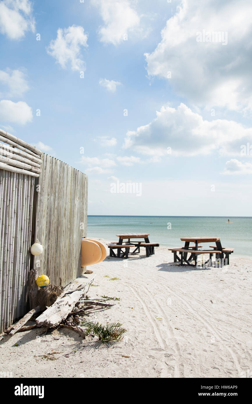Am Strand Konzessionär im Lovers Key State Park, verkaufen alles von Snacks, Köder, Paddleboard und Kajakverleih. Stockfoto Am Strand Konzessionär im Lovers Key State Park, verkaufen alles von Snacks, Köder, Paddleboard und Kajakverleih. Stockfoto