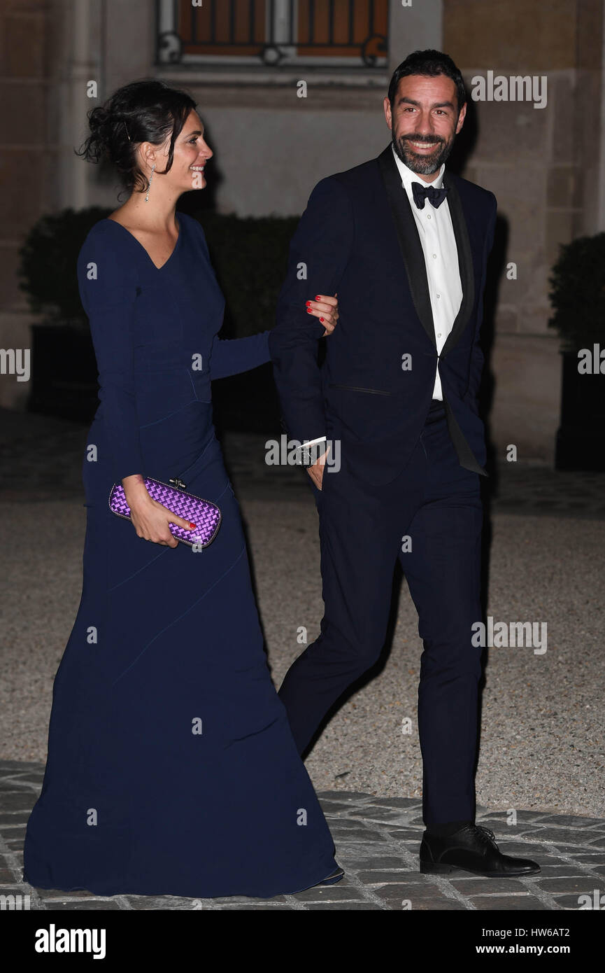 Ehemaliger französischer Fußballspieler Robert Pires und seine Frau Jessica Lemarie-Pires, kommen für ein Abendessen veranstaltet von ihrer Majestät Botschafter in Frankreich, Edward Llewellyn und besuchte vom Herzog und Herzogin von Cambridge, in der britischen Botschaft in Paris, während ihrer offiziellen Besuch in der französischen Hauptstadt. Stockfoto