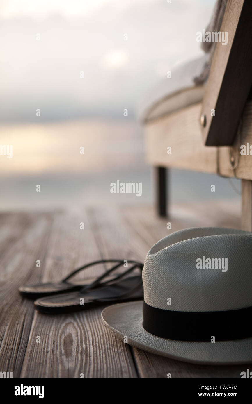 Hut und Schuhe auf dem Dock in Little Palm Island, Florida Stockfoto Hut und Schuhe auf dem Dock in Little Palm Island, Florida Stockfoto