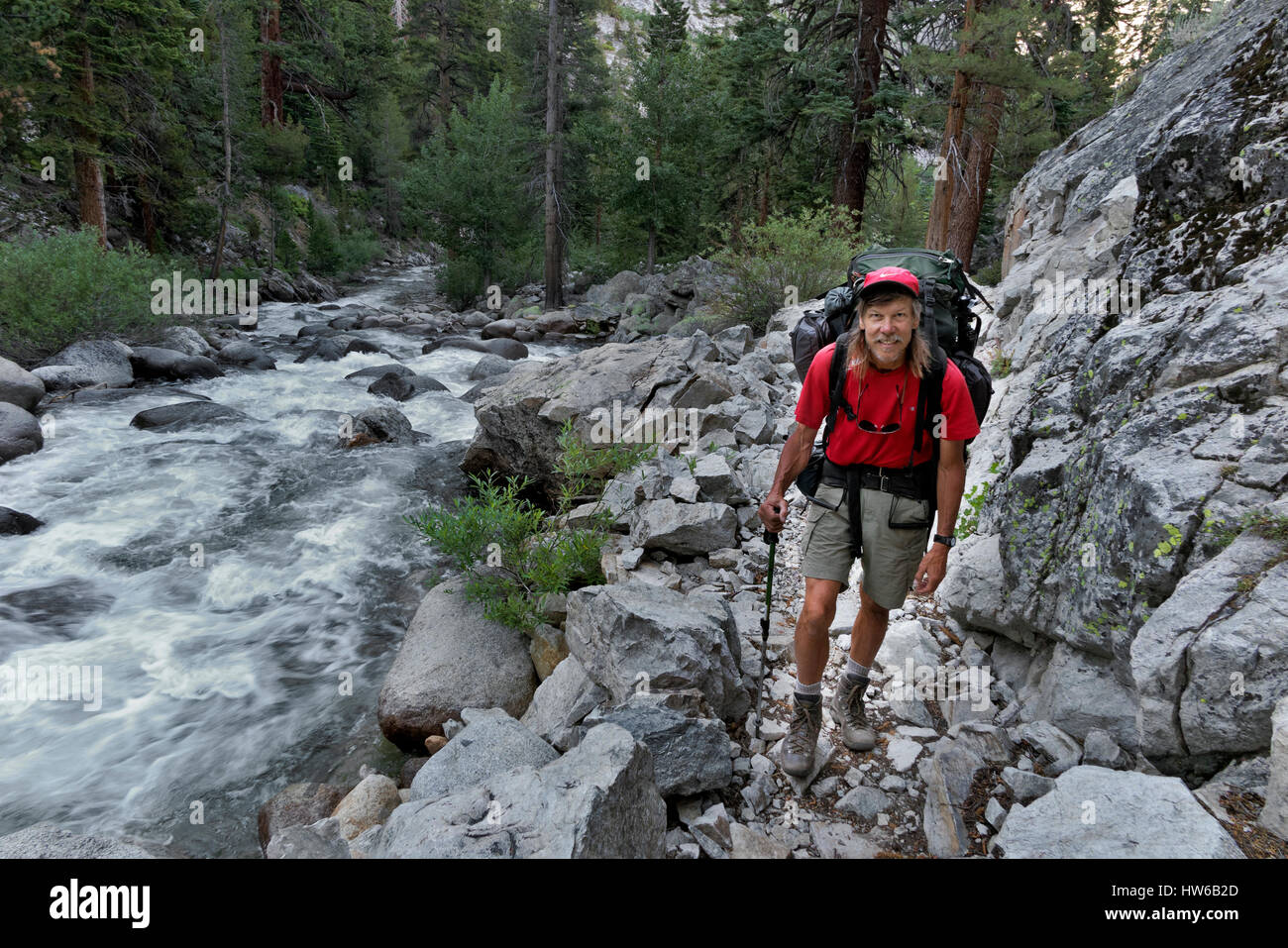 CA03078-00... Kalifornien - Piute Pass Trail direkt am Ufer des Piute Creek in die John Muir Wilderness Area. Stockfoto