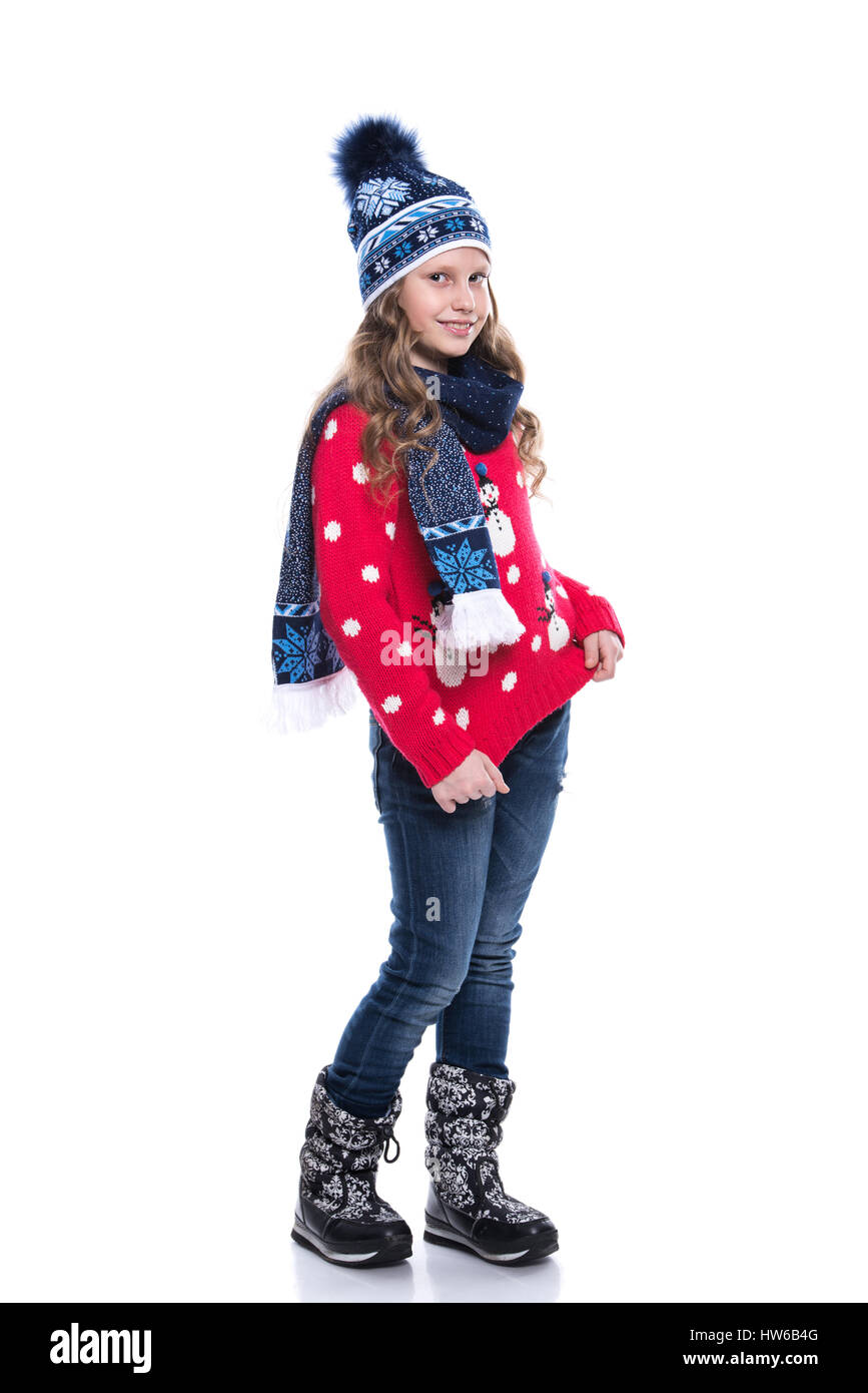 Ziemlich lächelndes Mädchen mit lockige Frisur tragen Strickpullover, Schal und Mütze mit Skates isoliert auf weißem Hintergrund. Winterkleidung und sp Stockfoto