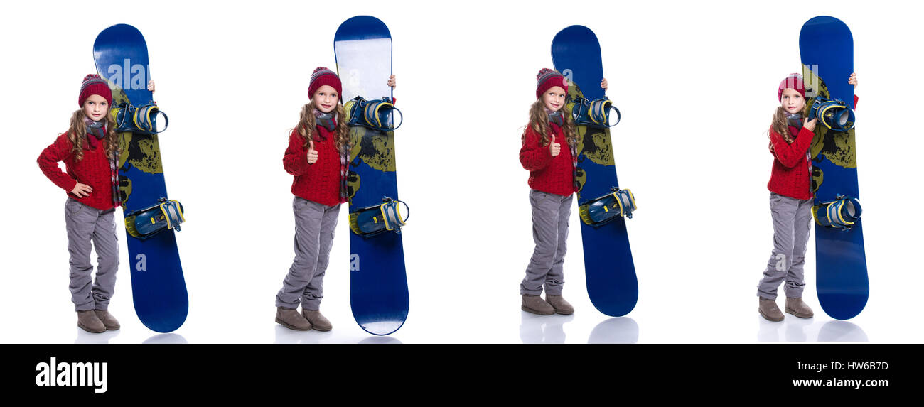 Kleines Mädchen mit lockige Frisur tragen, gestrickte Pullover, Schal, Mütze und Handschuhe mit blauen Snowboard lächelnd, isoliert auf weiss. Daumen nach zeigen oben. Gewinnen Stockfoto