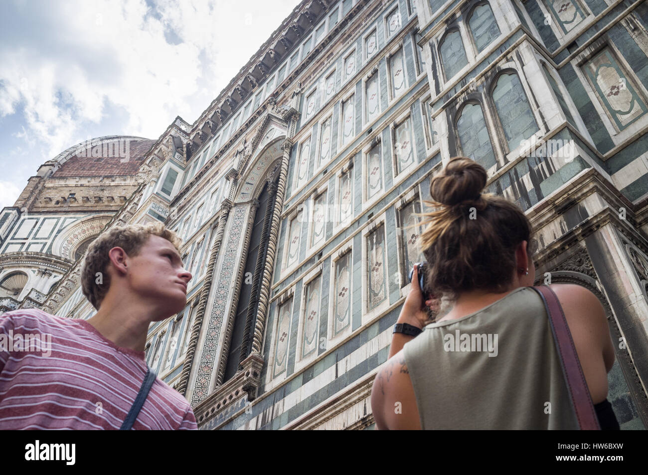 Touristen erkunden Florenz Stockfoto