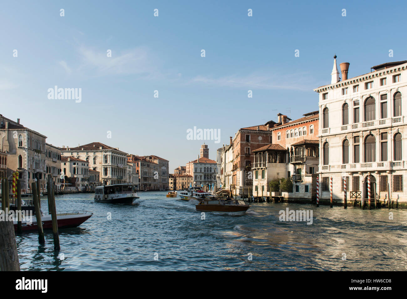 Gondeln auf dem Canal Grande, Venedig, Italien Stockfoto