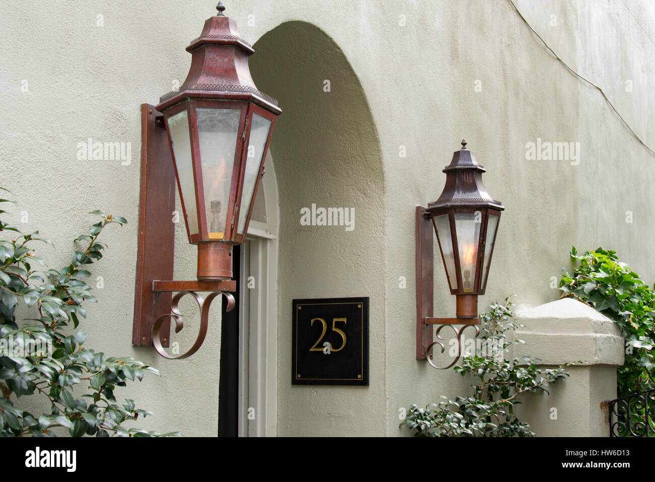 Eingangsbereich mit Kupfer Gaslampen auf Stuck Wände Stockfoto