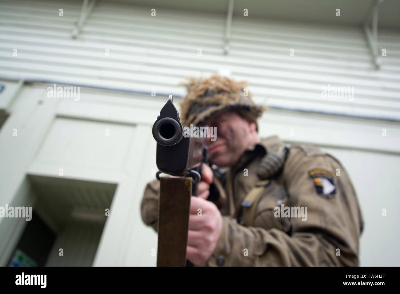 Amerikanischen WW2 Soldat Reinactor mit Tommy Gun zeigt auf Kamera in Portsmouth Harbour Stockfoto