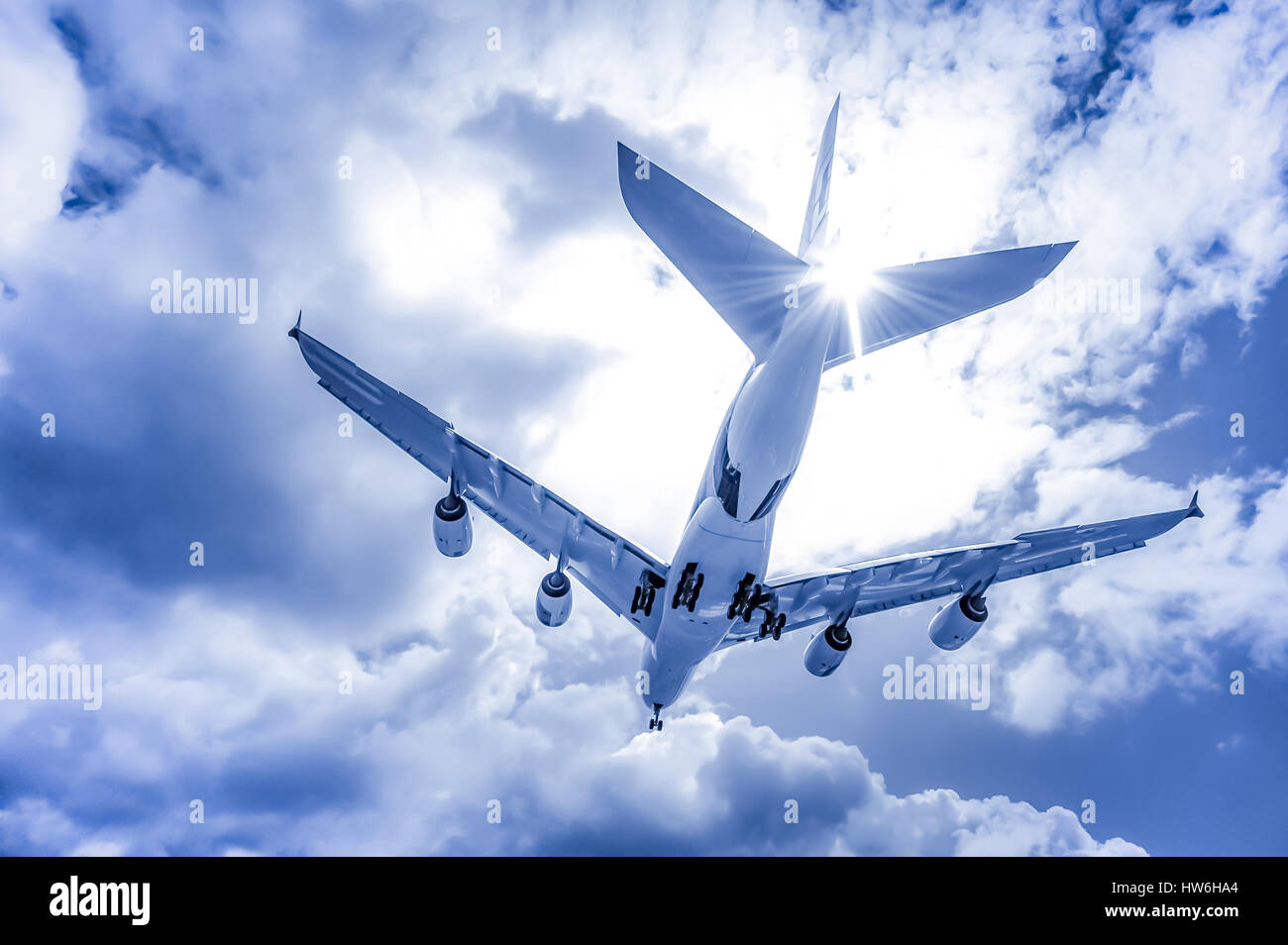 Auszug aus einem großen Passagier-Jet Landung durch blau getönten Wolken Stockfoto