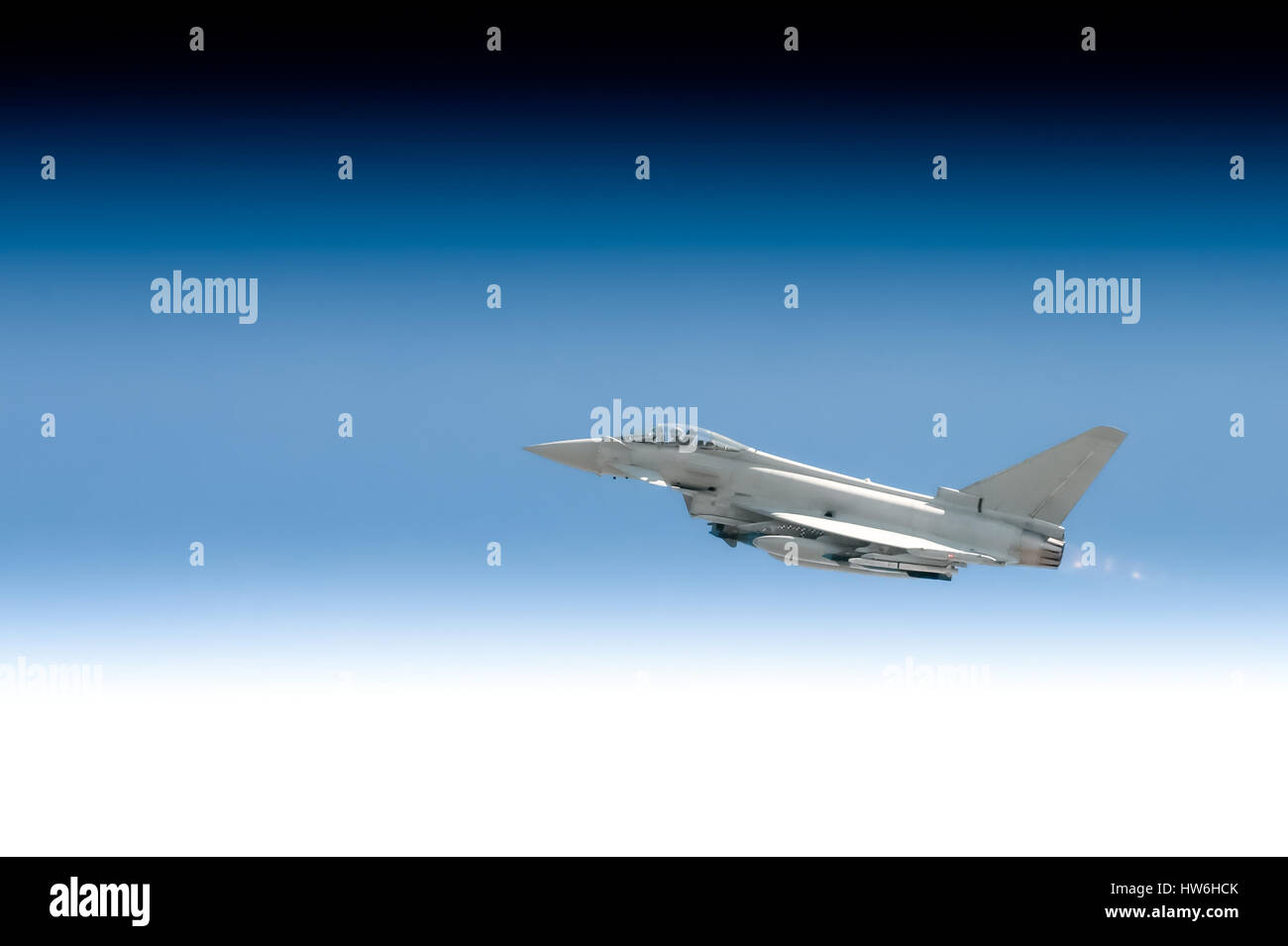 militärischer Kampfjet einschalten durch einen Farbverlauf Himmel Stockfoto