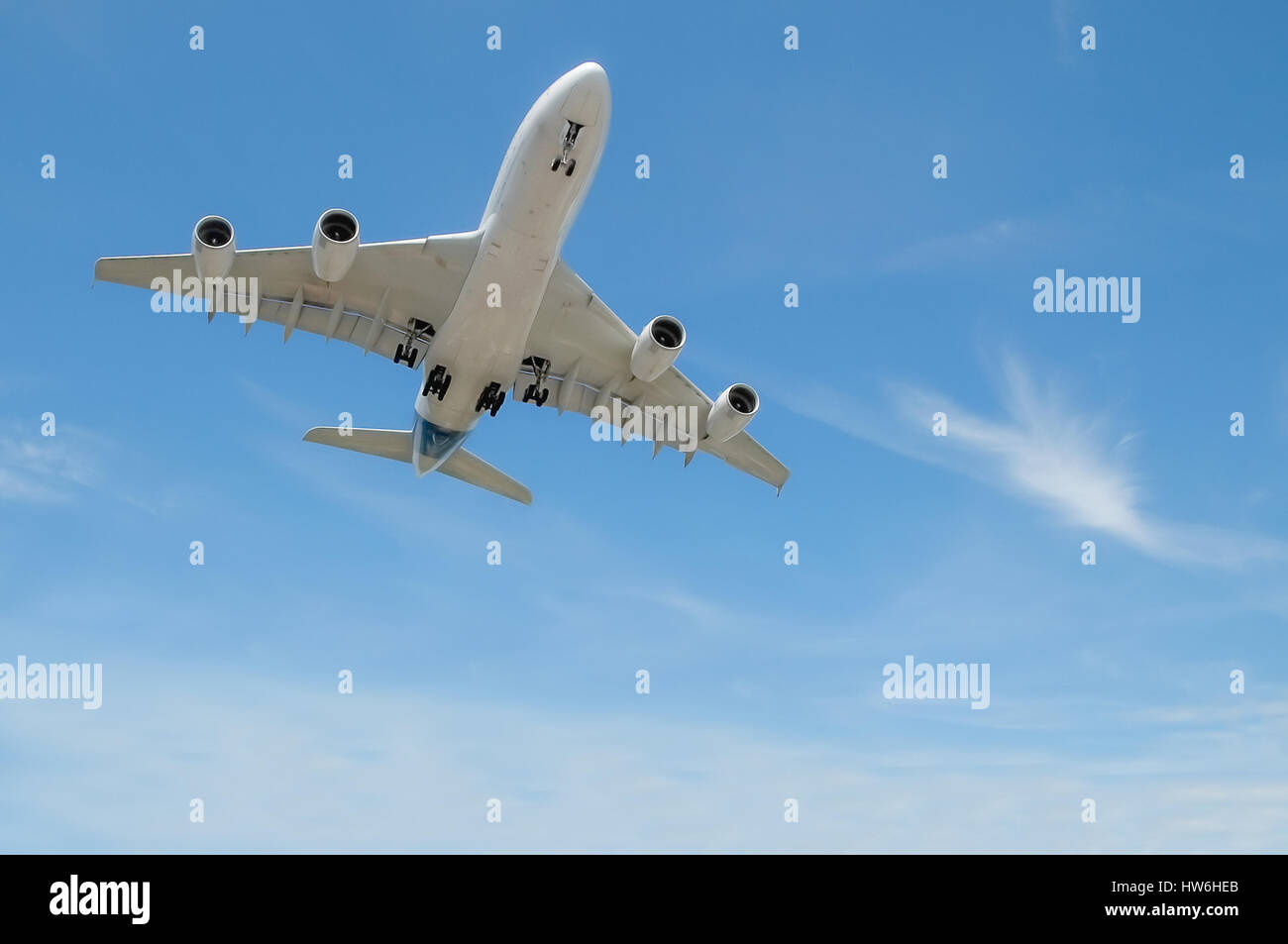 großen Jet-Flugzeuge bei der Landung Ansatz in einem blauen Wolkenhimmel Stockfoto