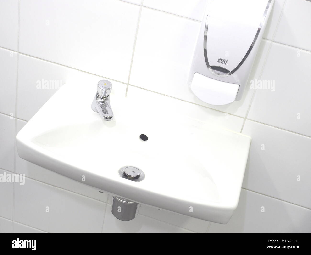 Melbourne, Australien, 7 August 2015: Hand-Waschbecken und Auslauf in einem unberührten industrielle Toilette Stockfoto