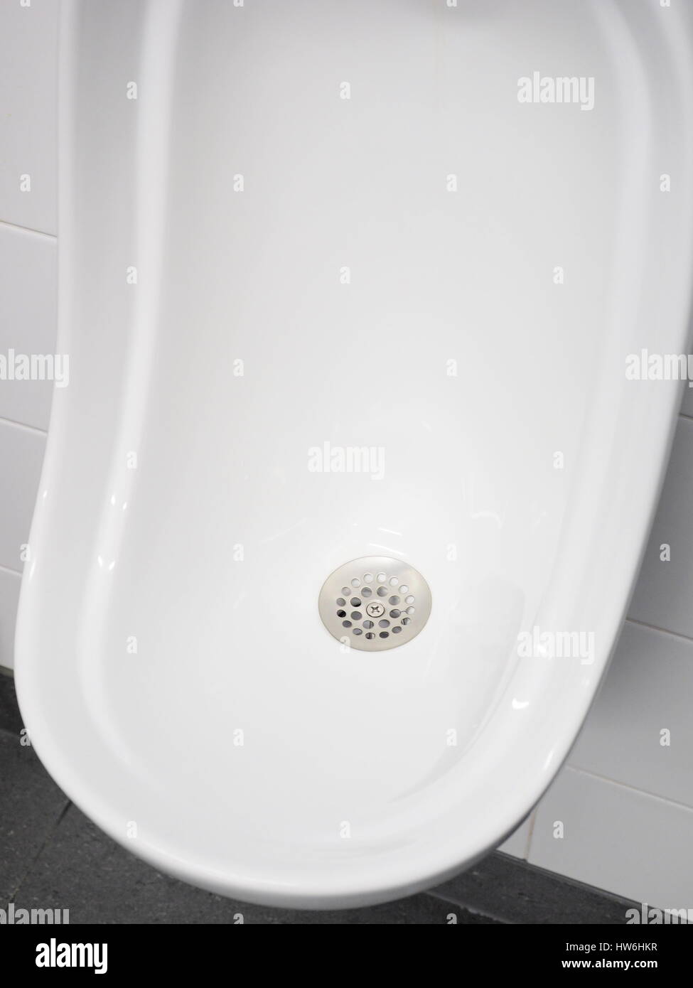 Urinal-Schüssel mit Edelstahl Sieb in eine unberührte Toilette, Melbourne, Australien 2015 Stockfoto