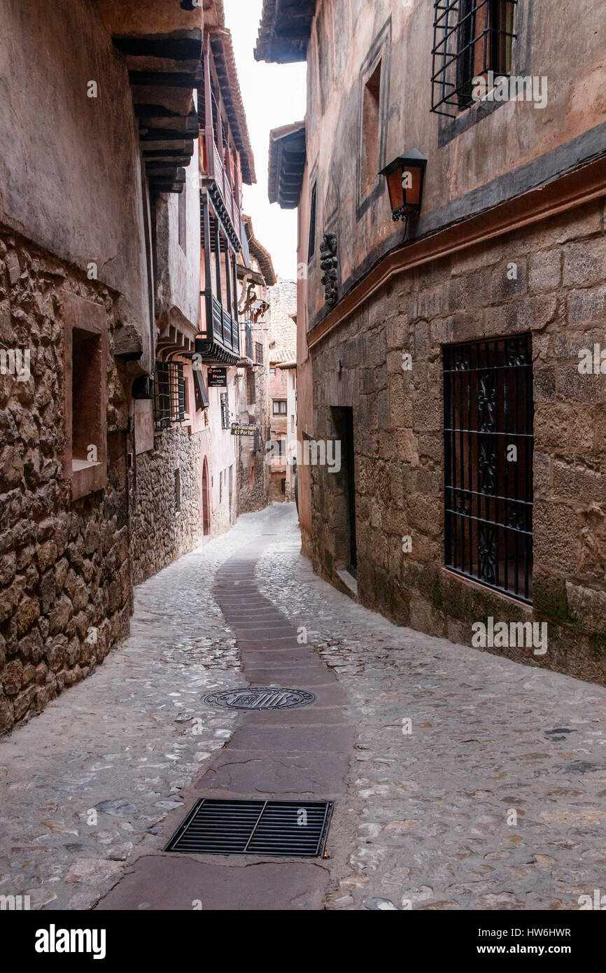 Calle Santiago, eine schmale Straße schlängelt sich durch die mittelalterliche Albarracin, Spanien. Stockfoto