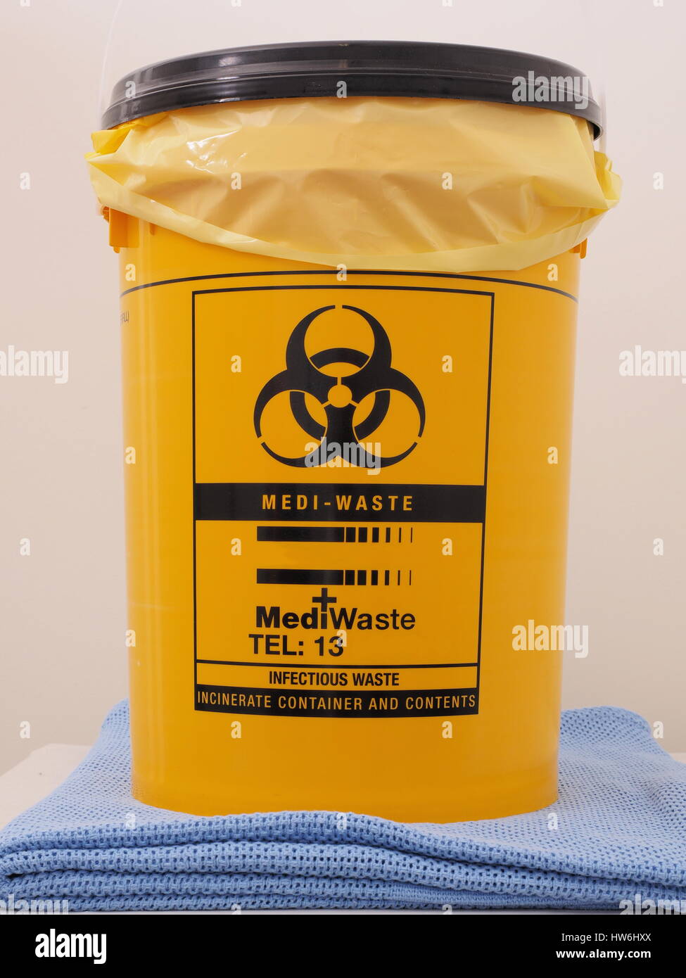 Bio Hazard beschriftet gelbe Spezialist Sammelbehälter wie in erste-Hilfe-Räumen, Melbourne 2015 Stockfoto