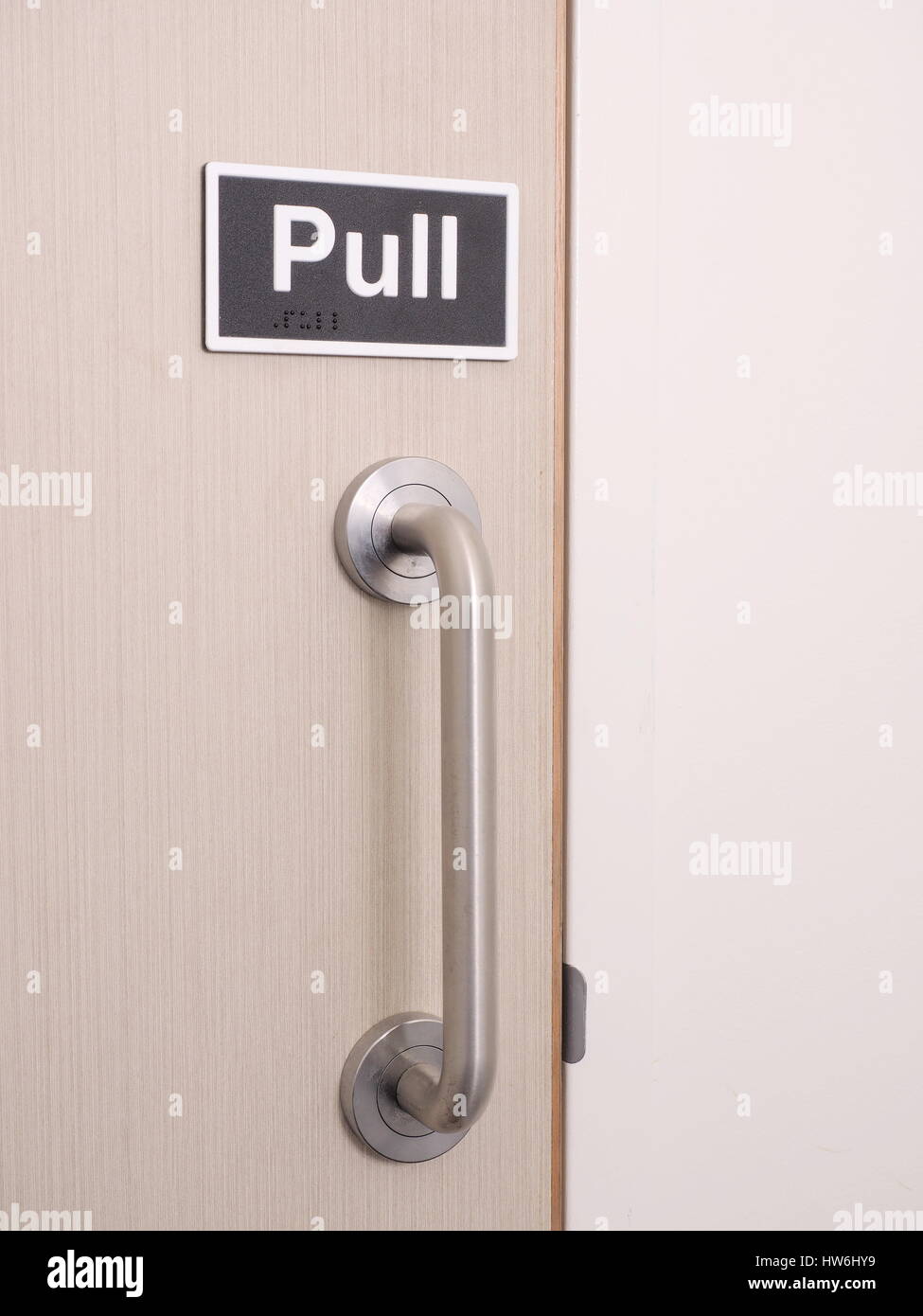 Kunststoffschild "Pull" an einer Tür mit Griff, Melbourne 2015 Stockfoto