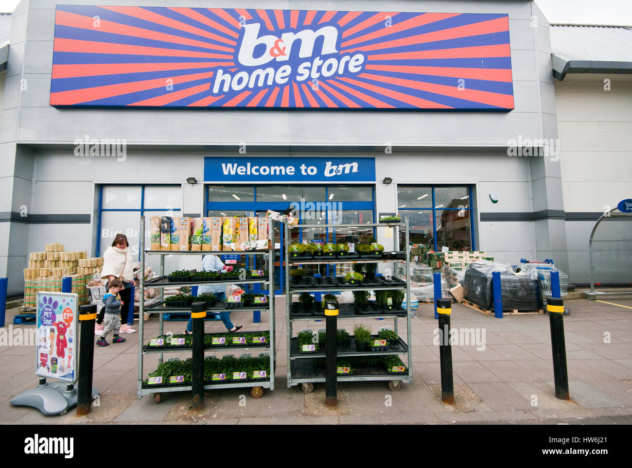 Außen vor Haupteingang von einem B & M Home Store Superstore Stockfoto