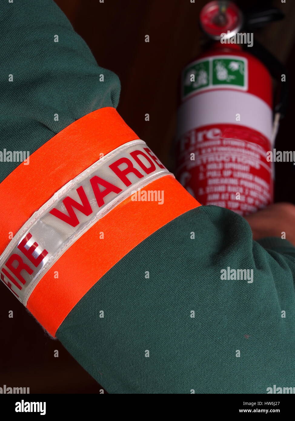 Feuerwache mit einem reflektierenden hochsichtbare Identifikation Patch mit einem Feuerlöscher, Melbourne 2015 Stockfoto