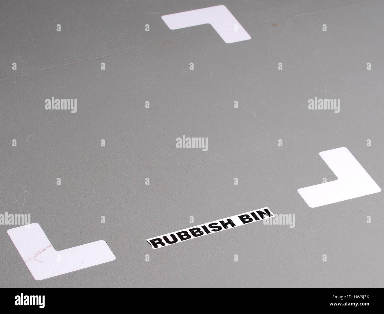 Industrieboden mit Klebeband Markierungen und Bezeichnung für die Position des ein Mülleimer, Australien 2015 in hohem Grade organisiert Stockfoto