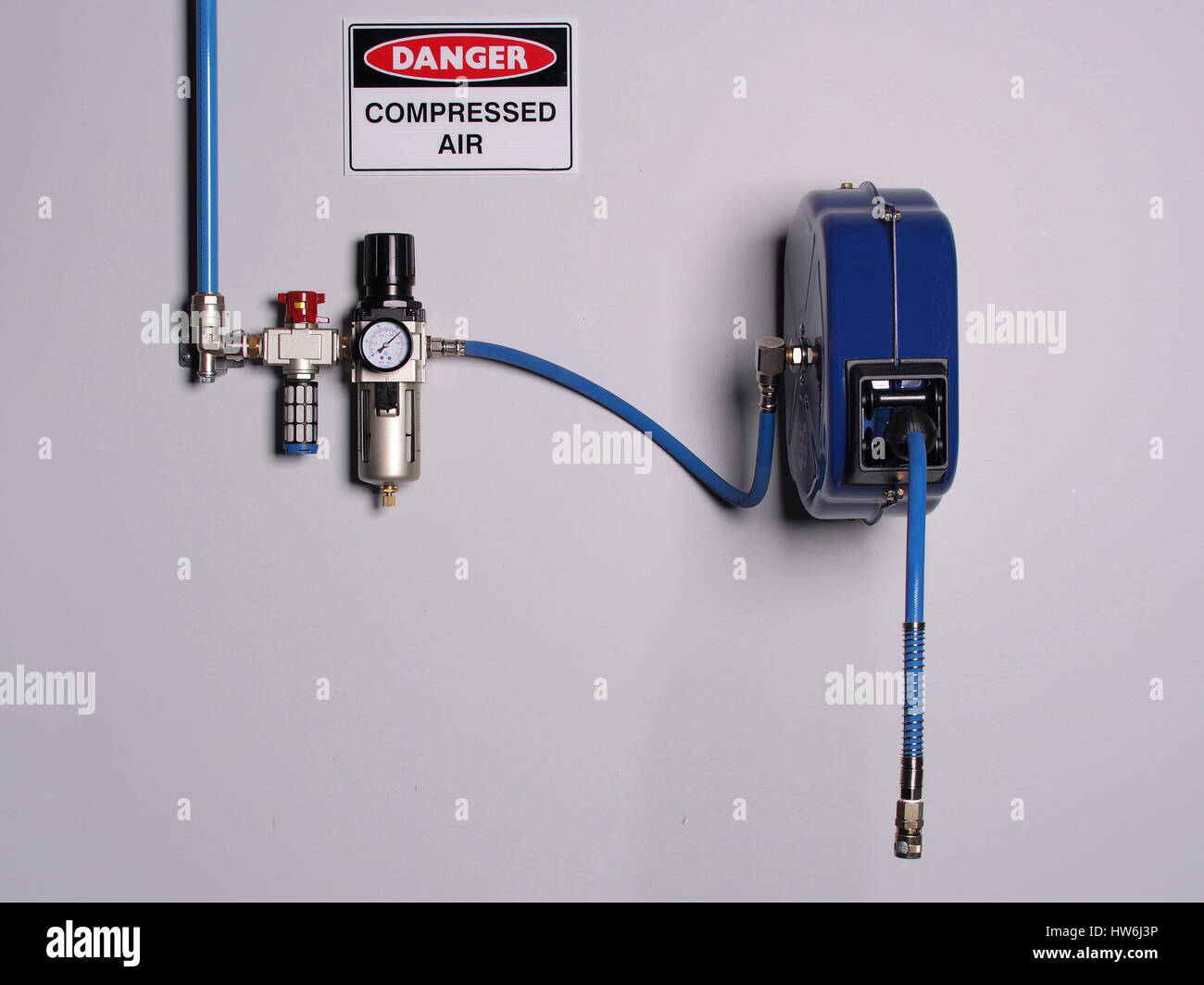Festnetz farbcodiert Druckluft mit Druckregler, Maßstab und flexibel Schlauchaufroller, Wand, Melbourne 2015 Stockfoto