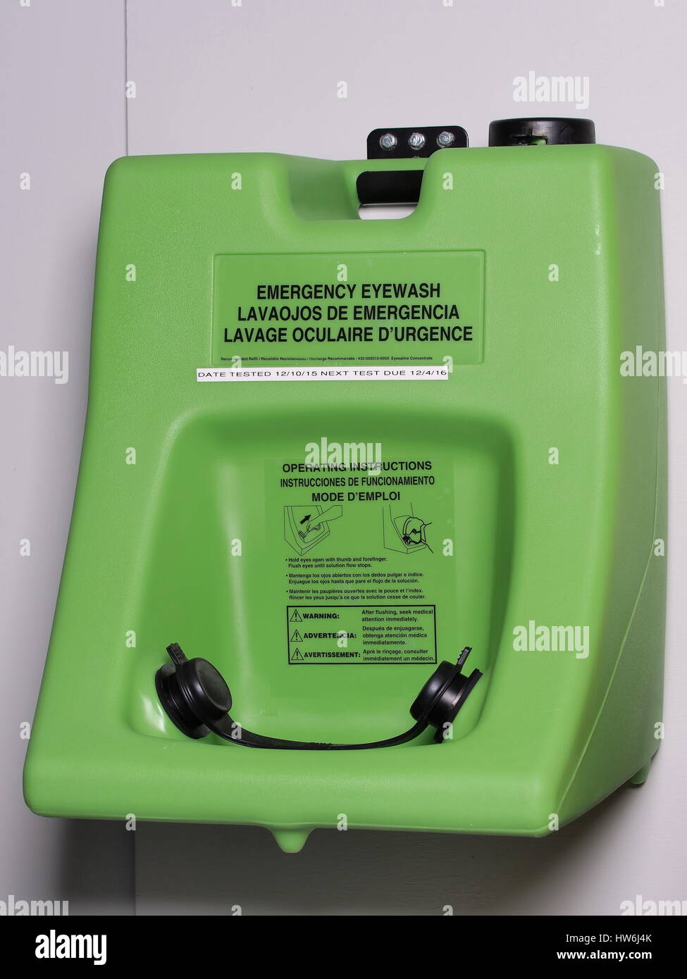 Industrielle Wandmontage Auge Waschstation in grünem Plastik bereit, im Notfall, Australien 2015 verwendet werden Stockfoto
