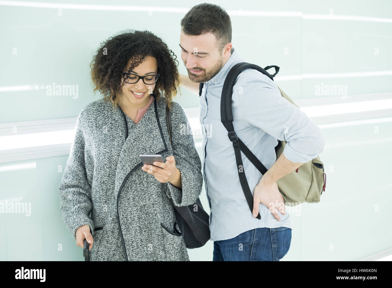 Paar im Urlaub mit Reise-app auf Smartphones einsatzbereit Stockfoto