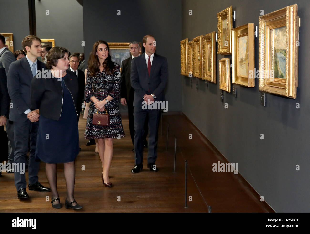 Museum Präsident Laurence Des Autos (zweiter von links) gibt der Herzog und die Herzogin von Cambridge einen Überblick über das Musee d ' Orsay in Paris, bei ihrem offiziellen Besuch in der französischen Hauptstadt. Stockfoto
