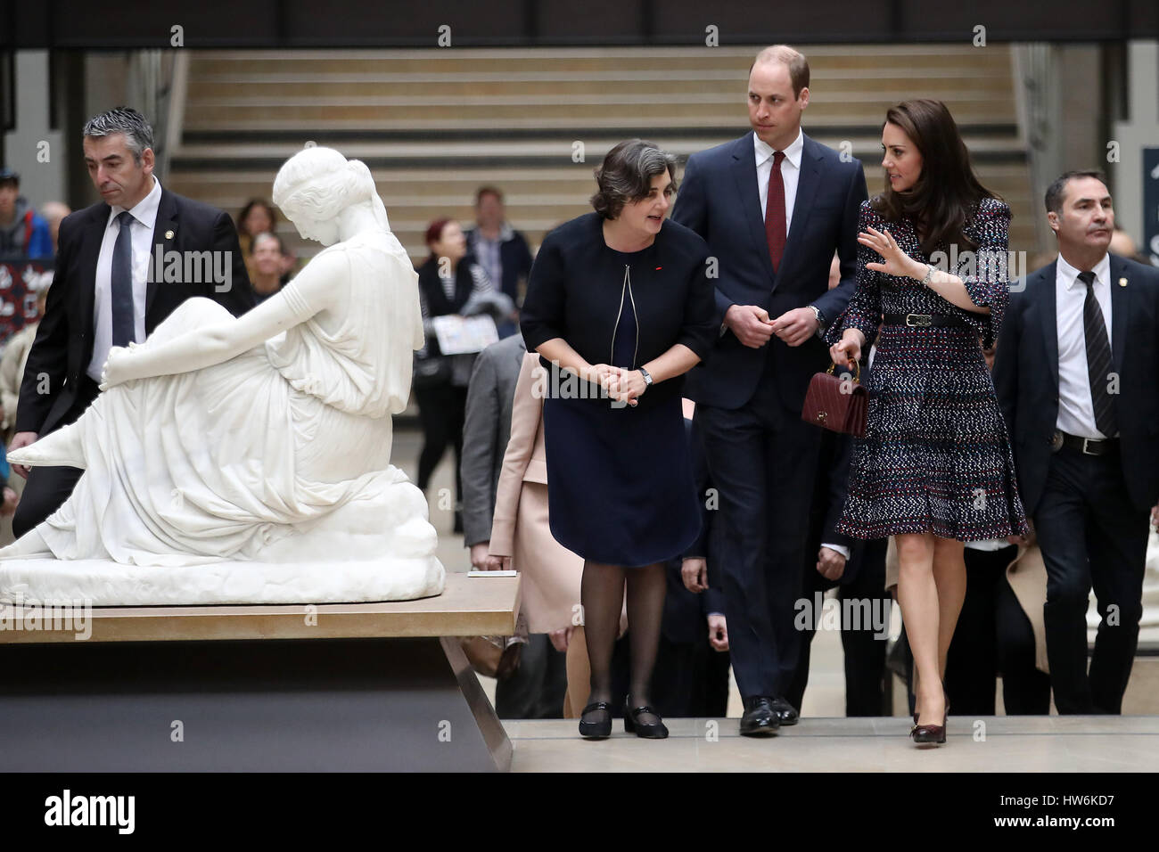 Museum Präsident Laurence Des Cars (links) gibt der Herzog und die Herzogin von Cambridge einen Überblick über das Musee d ' Orsay in Paris, im Rahmen ihrer offiziellen Besuch in der französischen Hauptstadt. Stockfoto