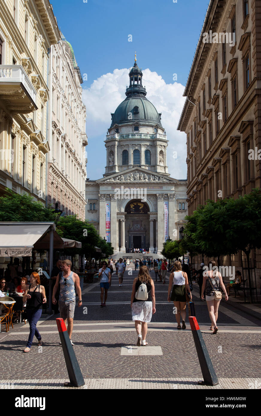 Touristen, die zu Fuß in Zrinyi Straße in Richtung St. Stephen Basilika in der Innenstadt von Budapest Stockfoto