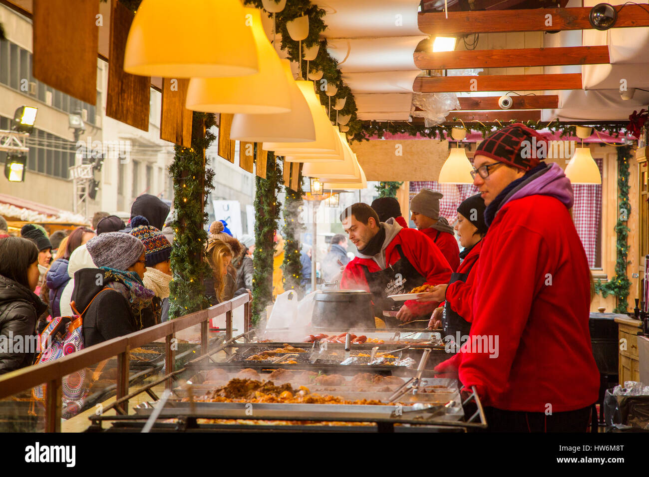 Essensstände im Freien essen. Weihnachtsmarkt. Budapest Ungarn, Südost