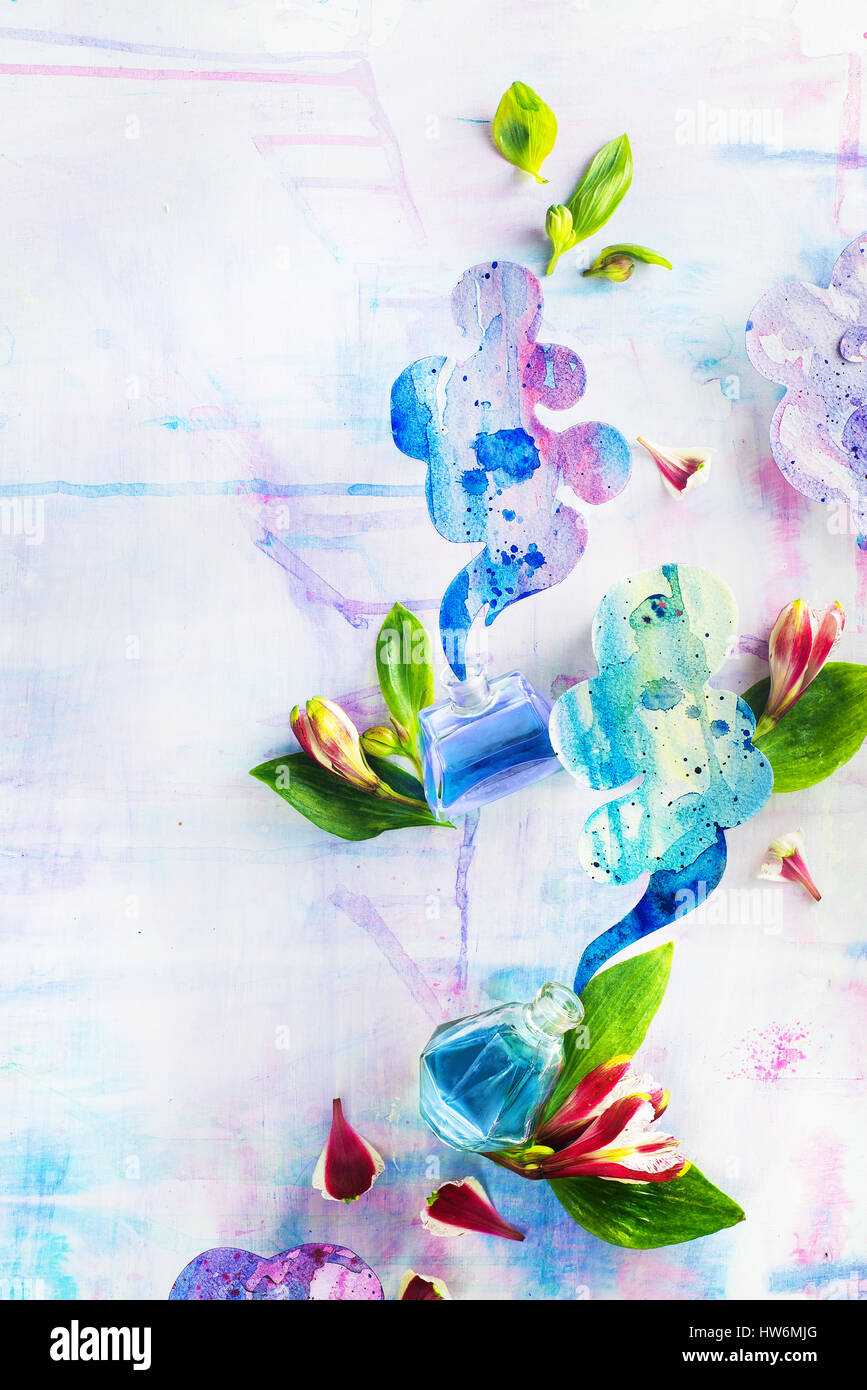 Zwei Glas mit blauen Flüssigkeit, Blumen, Blüten und Blätter auf einem hellen Hintergrund Stockfoto
