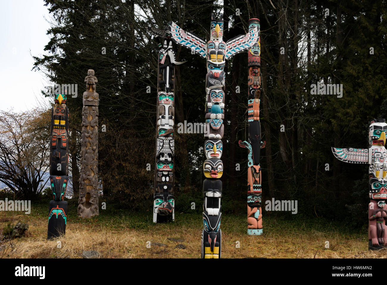 Totempfähle der Stanley Park, Vancouver, Kanada. Mehrere Skulpturen in verschiedenen Stilen und Farben. Stockfoto