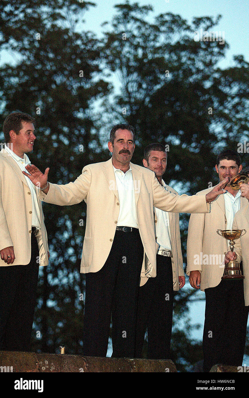 SAM TORRANCE macht eine Rede RYDER CUP 02 Glockenturm BELFRY SUTTON COLDFIELD BIRMINGHAM ENGLAND 29. September 2002 Stockfoto