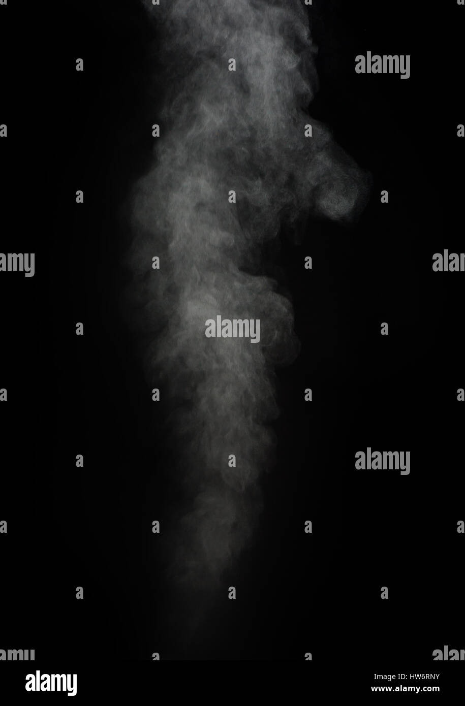 Abstrakte weißer Rauch auf schwarzem Hintergrund Stockfoto