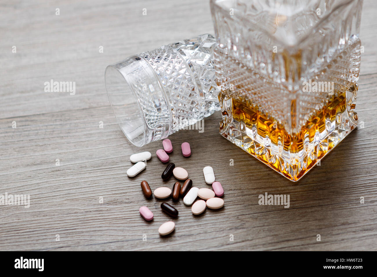Flasche mit Alkohol und Tabletten, Whisky und Drogen, sucht Stockfotografie  - Alamy