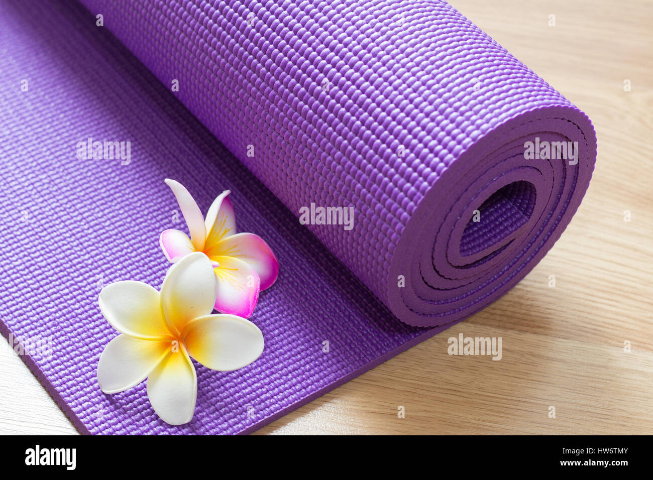 Yoga-Matte auf Holzboden Stockfoto