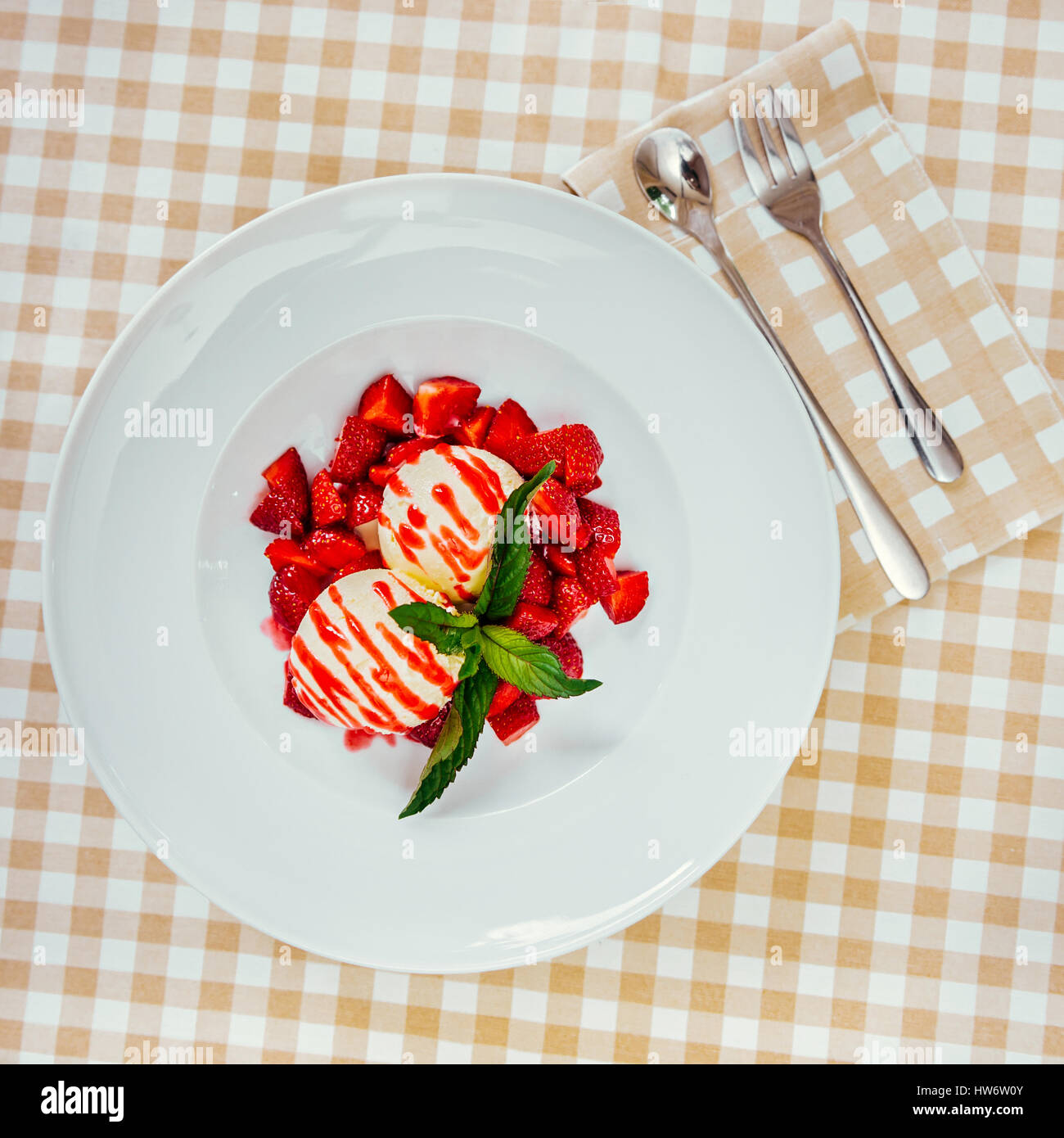 Erdbeereis-Teller mit frischen Erdbeeren Stockfoto