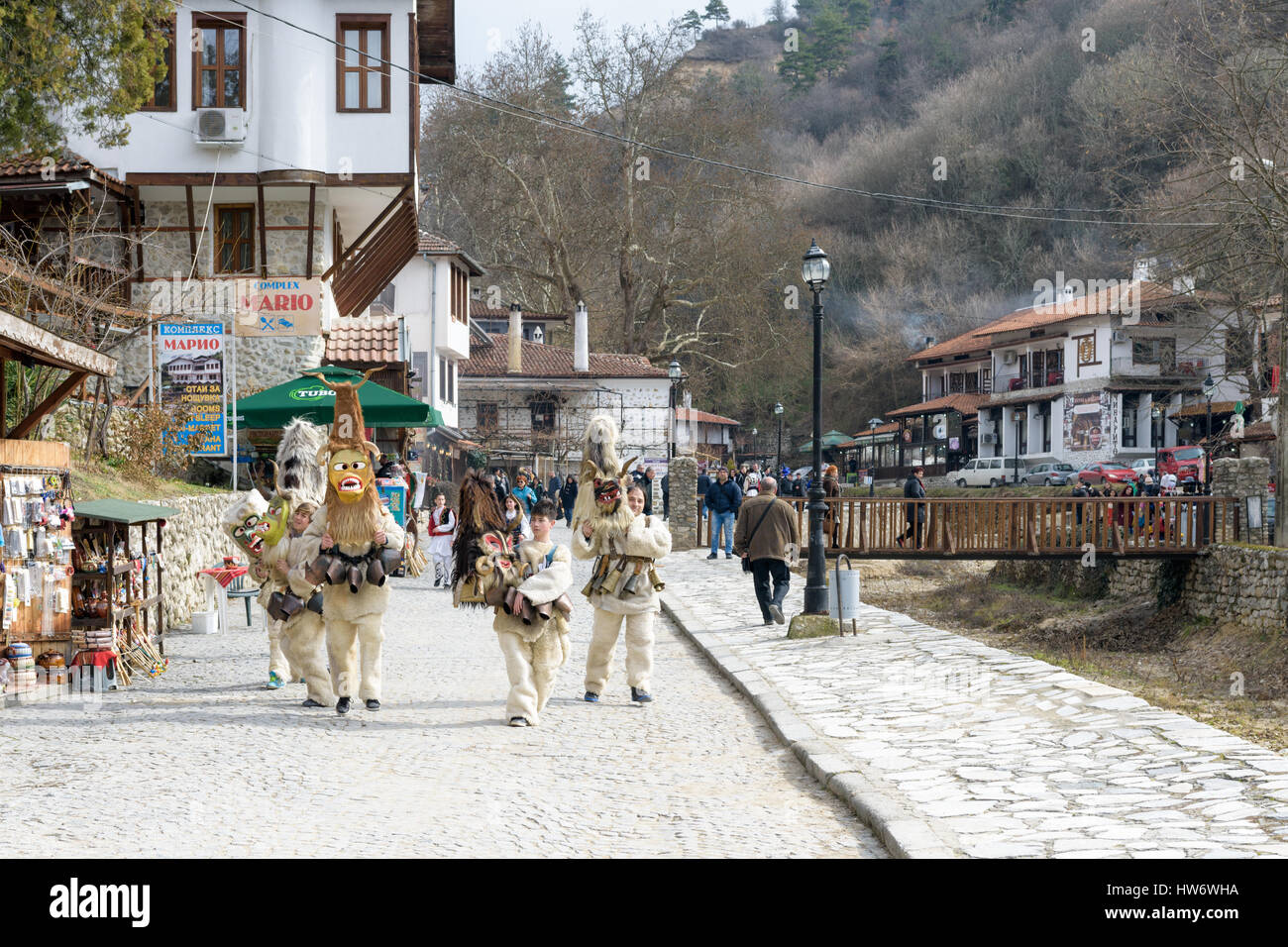 Kukeri auf den Straßen von Melnik, Bulgarien an das jährliche Weinfest Stockfoto