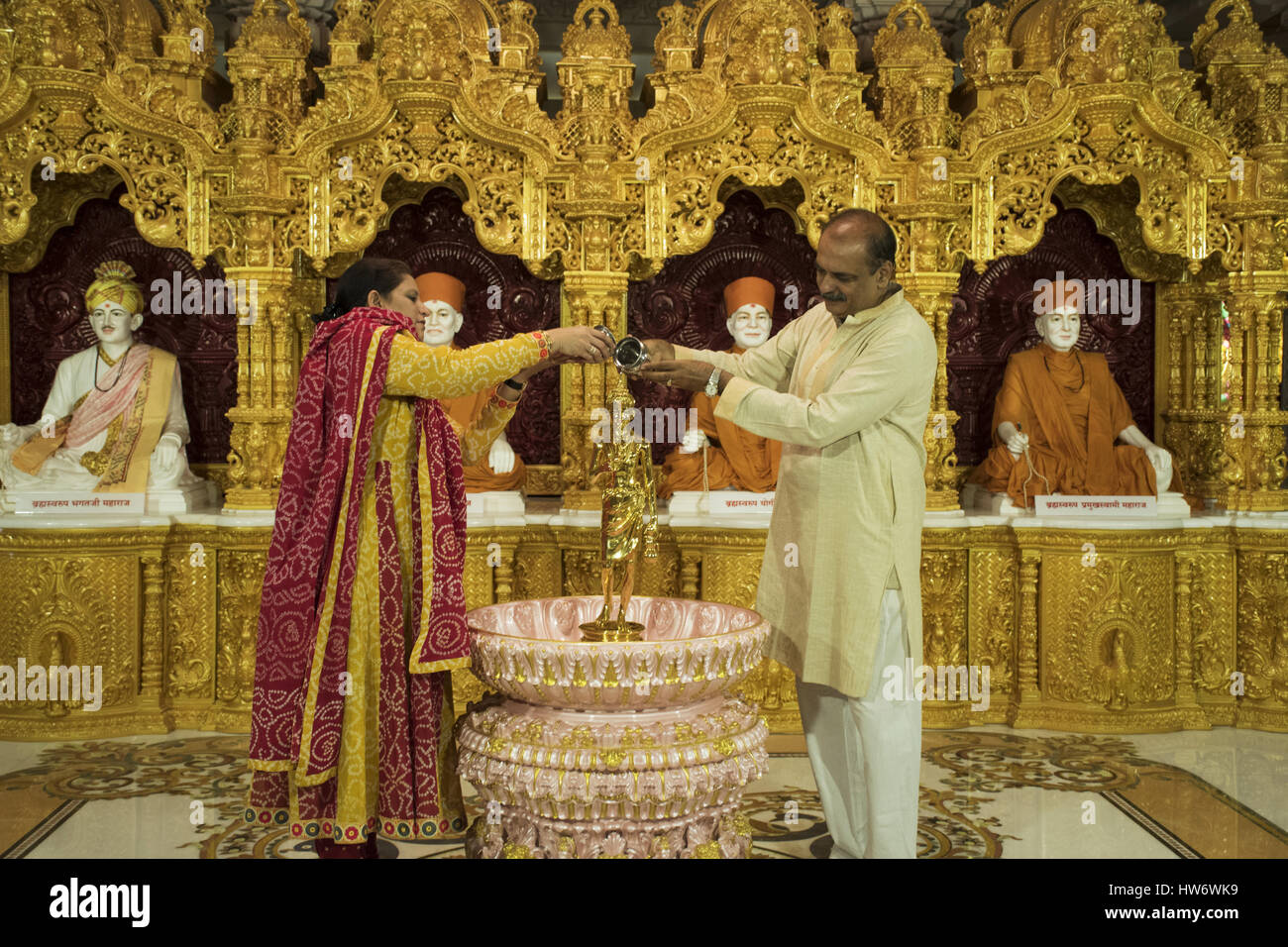 Mann und Frau, die Gott verehren. BAPS Swaminarayan Mandir, Katraj, Pune Stockfoto