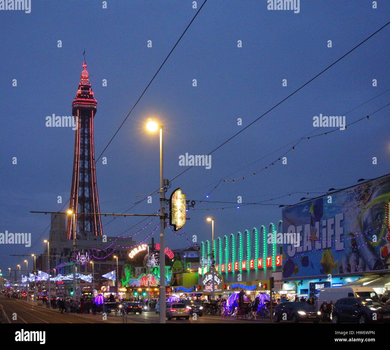 Blackpool Tower und den Illuminationen entlang der goldenen Meile Stockfoto