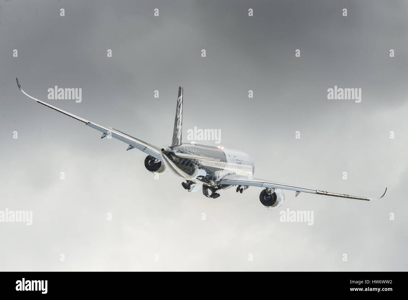 Airbus A350 XWB Abflug vom internationalen Luftfahrt-Messe in Farnborough, Großbritannien Stockfoto