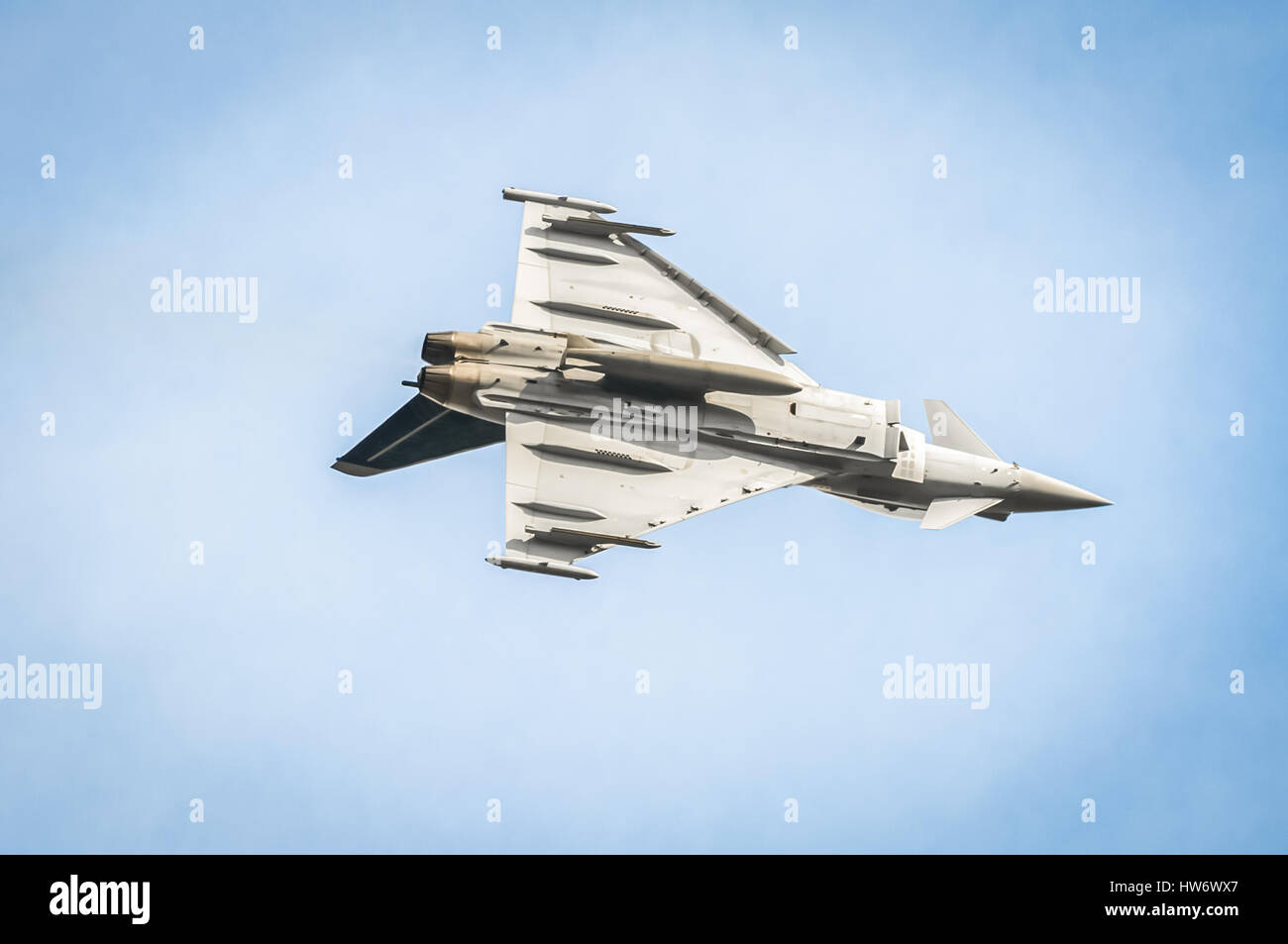 Kunstflug Manöver durch eine militärische Düsenjäger vor blauem Himmel Stockfoto