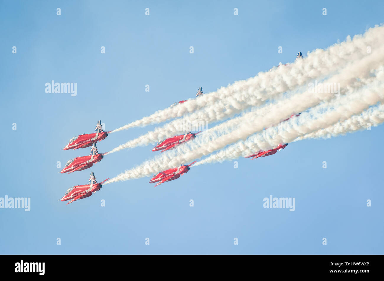 Die Red Arrows Bildung Kunstflug display Team verlassen Rauch Wege in den Himmel über Farnborough, Großbritannien Stockfoto