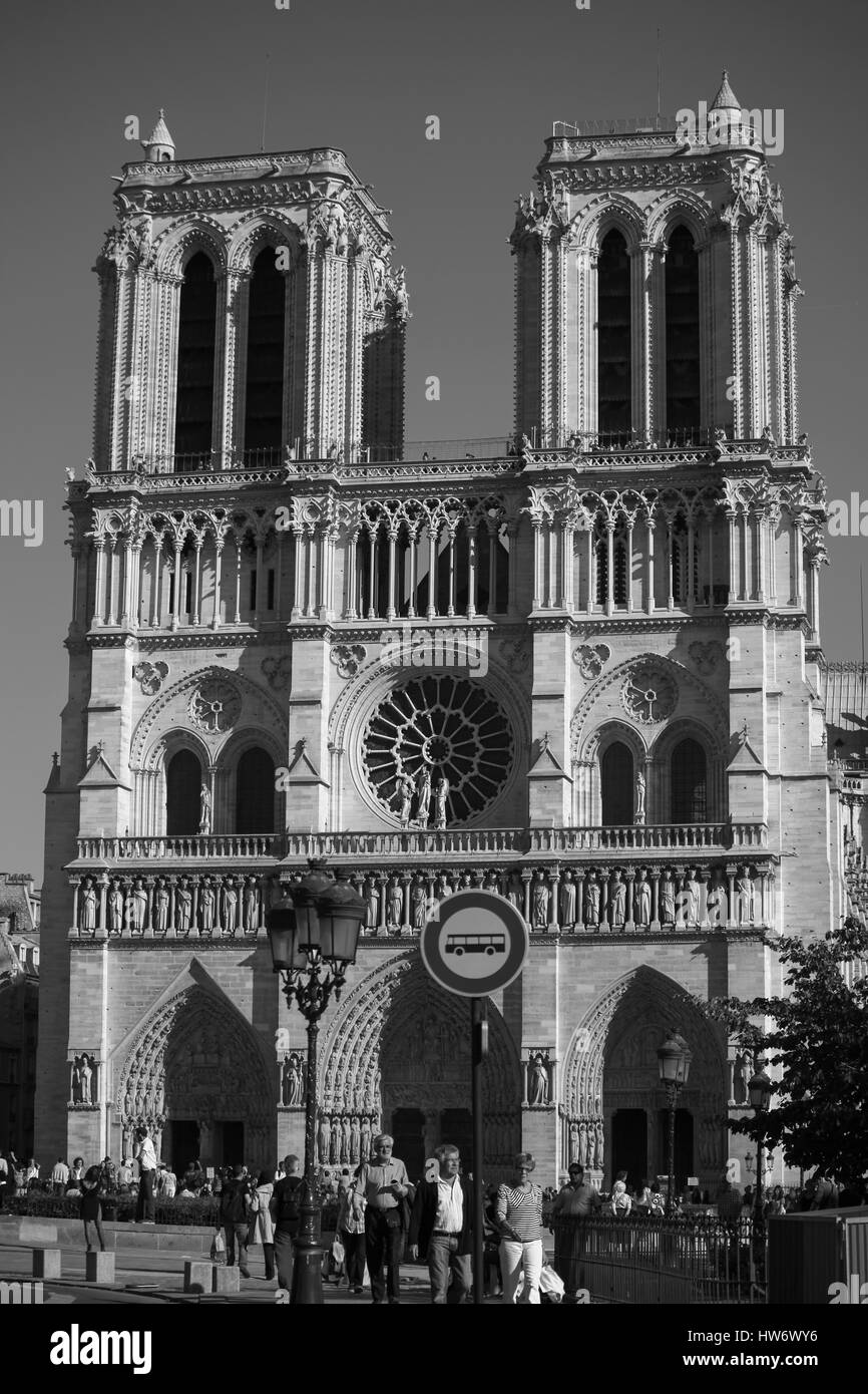 Kathedrale Notre-Dame in Paris.Front Ansicht mit Menschen in schwarz / weiß Stockfoto