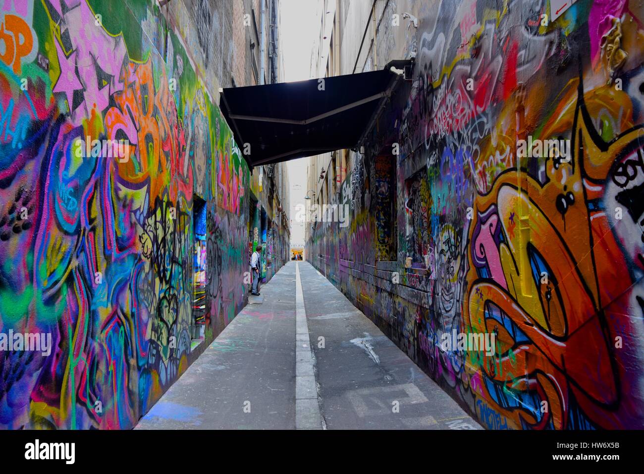 Ein Bild, das das Volumen der Straßenkunst auf einige der Melbourner Gassen unterstreicht, Kunstwerk an der Wand rund um jede Ecke. Stockfoto