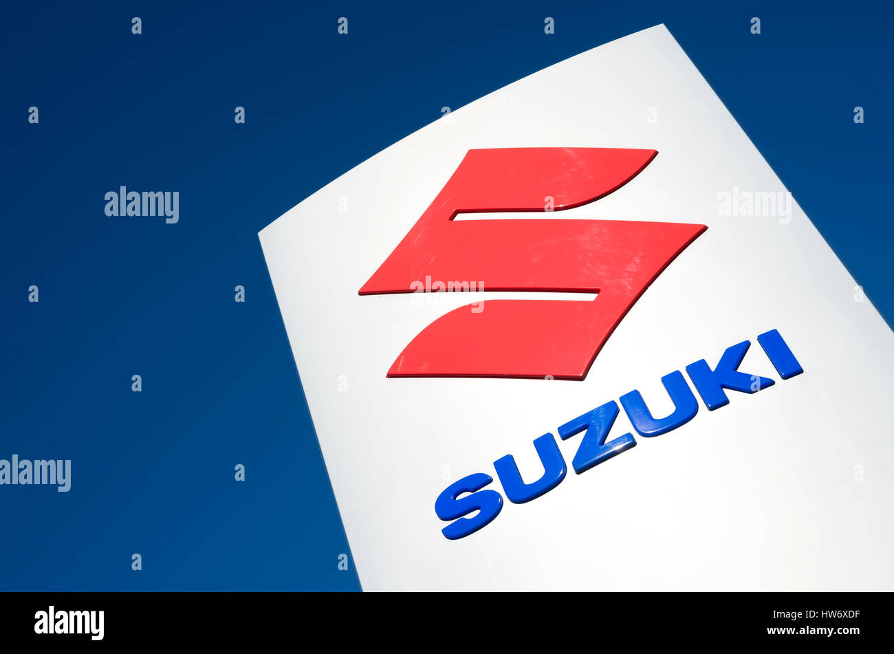 Suzuki Autohaus Zeichen gegen blauen Himmel Stockfoto