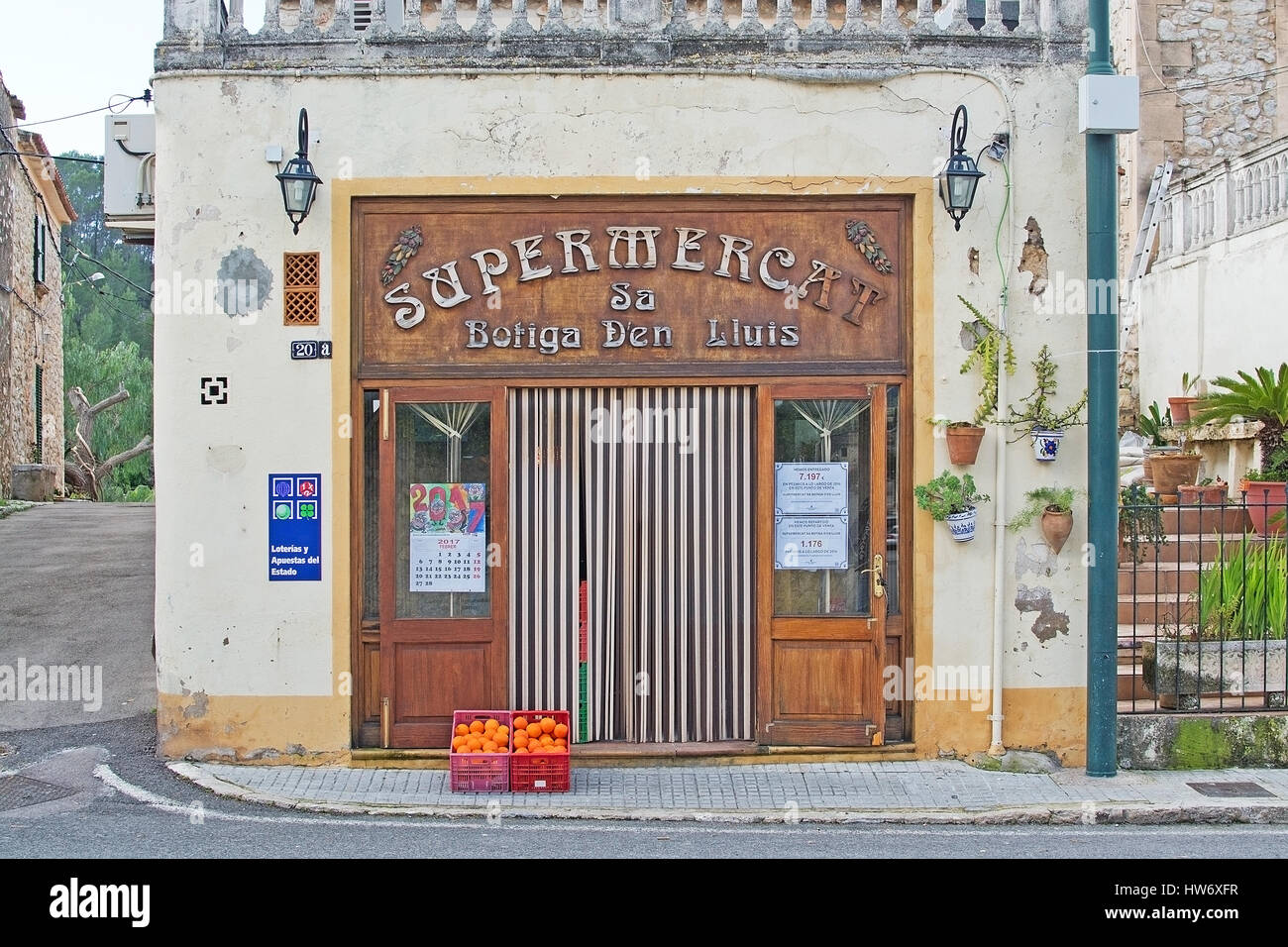 ES CAPDELLA, MALLORCA, Spanien - 9. Februar 2017: Schöne Jugendstil Supermarkt Eingang Botiga Den Lluis am 9. Februar 2017 in Es Capdella, Mallo Stockfoto