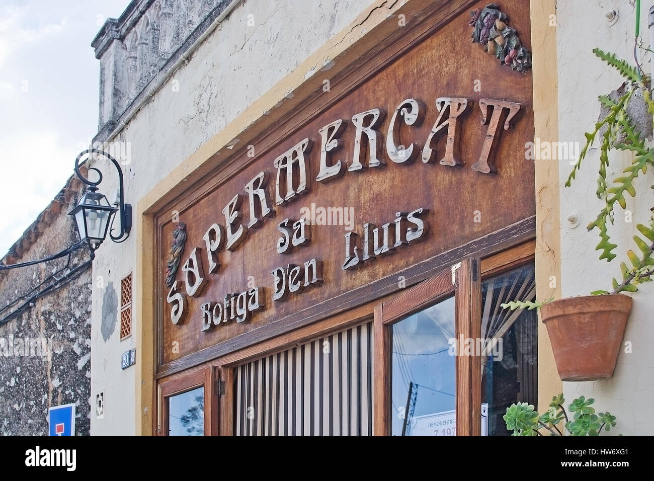 ES CAPDELLA, MALLORCA, Spanien - 9. Februar 2017: Schöne Jugendstil Supermarkt Eingang Botiga Den Lluis am 9. Februar 2017 in Es Capdella, Mallo Stockfoto